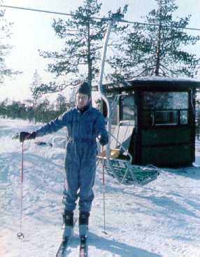 Timo Reinikainen ja lasketteluhaalari vuosimallia 1980. Timo Reinikainen ja lasketteluhaalari vuosimallia 1980.